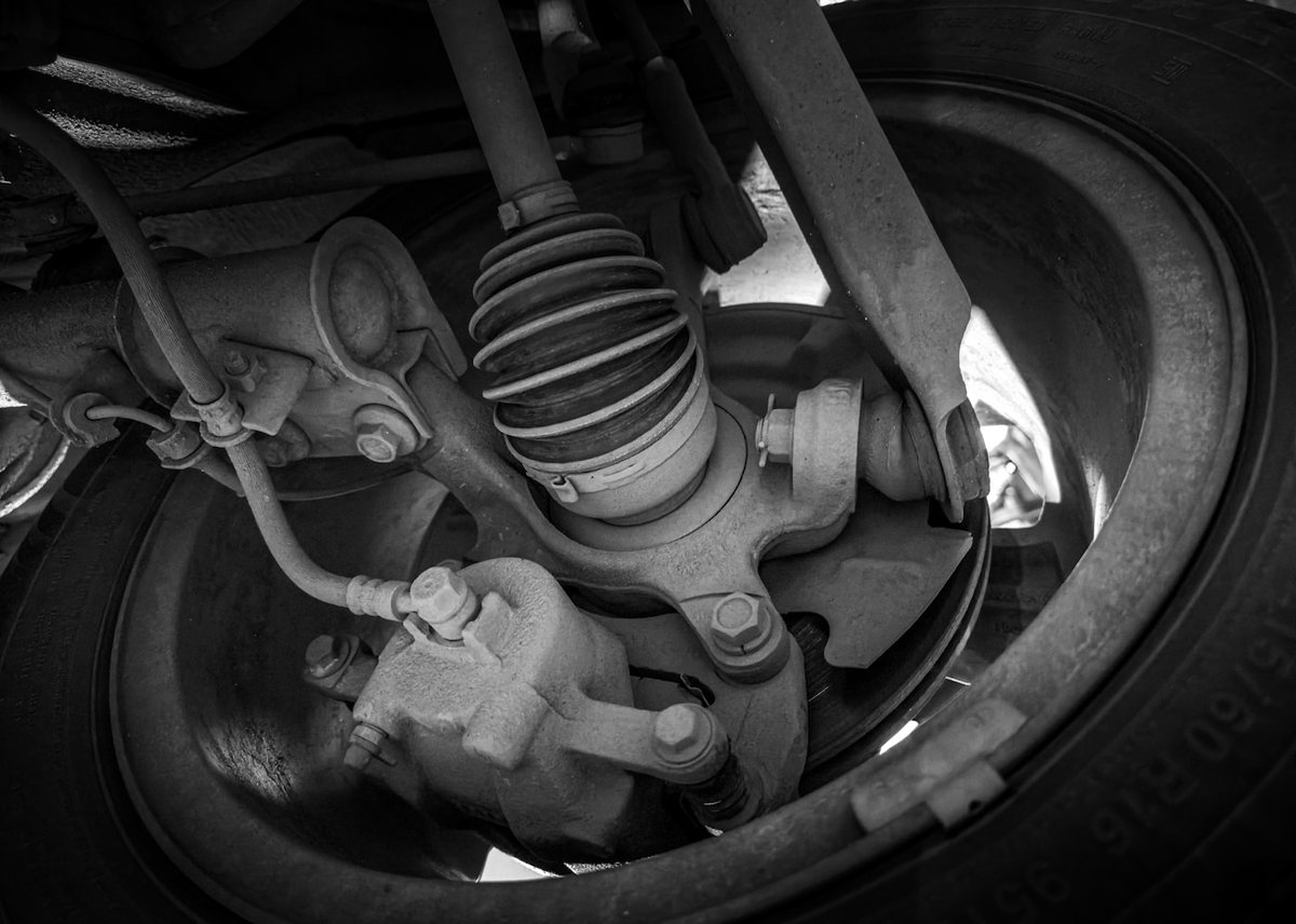 Radaufhängung mit Spurstange und Federbein von unten