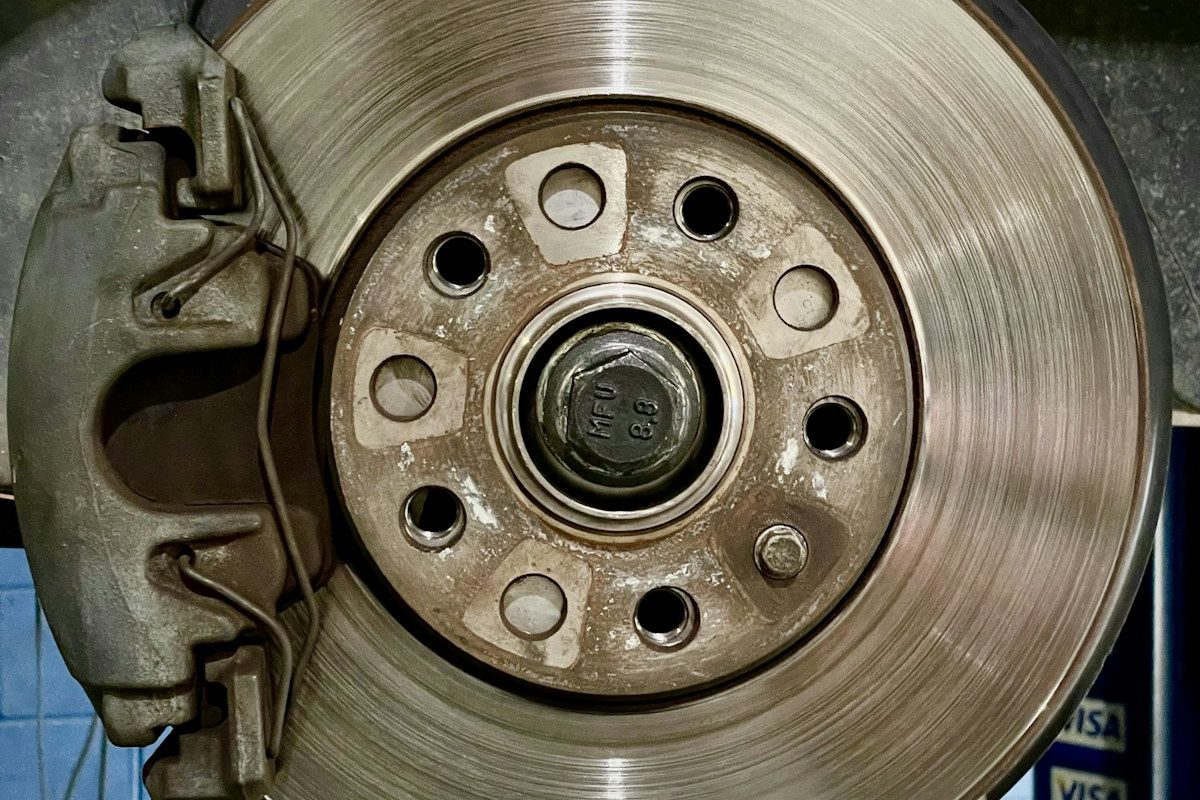 Bremsscheibe mit Bremssattel an einer Achse