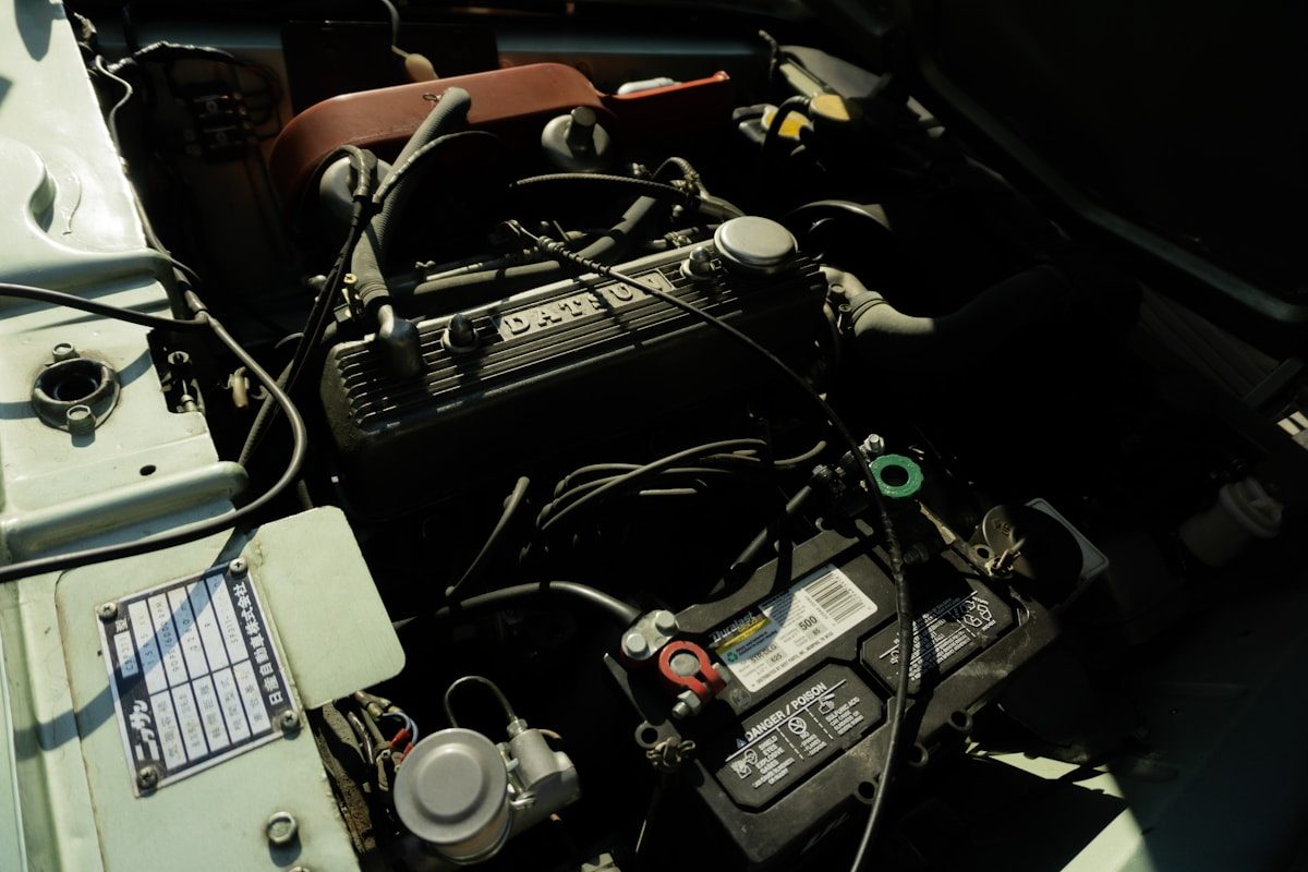 Starterbatterie im Motorraum