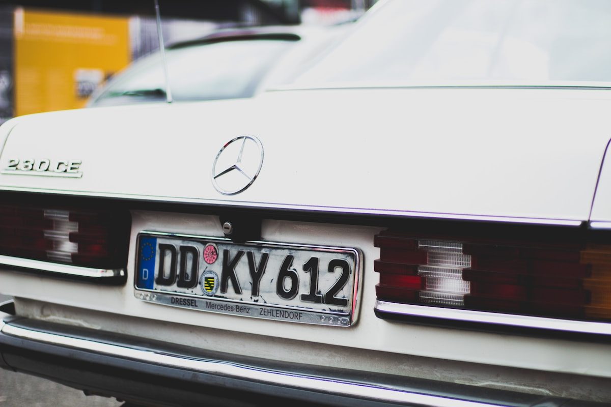 Heck eines Fahrzeugs mit Dresdner Kennzeichen und Prüfplakette