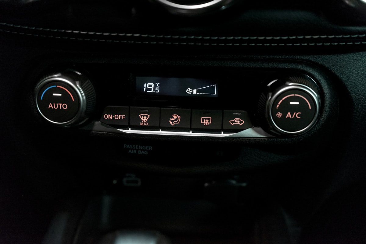 Bedienteil der Klimaautomatik mit eingeschalteter A/C-Taste