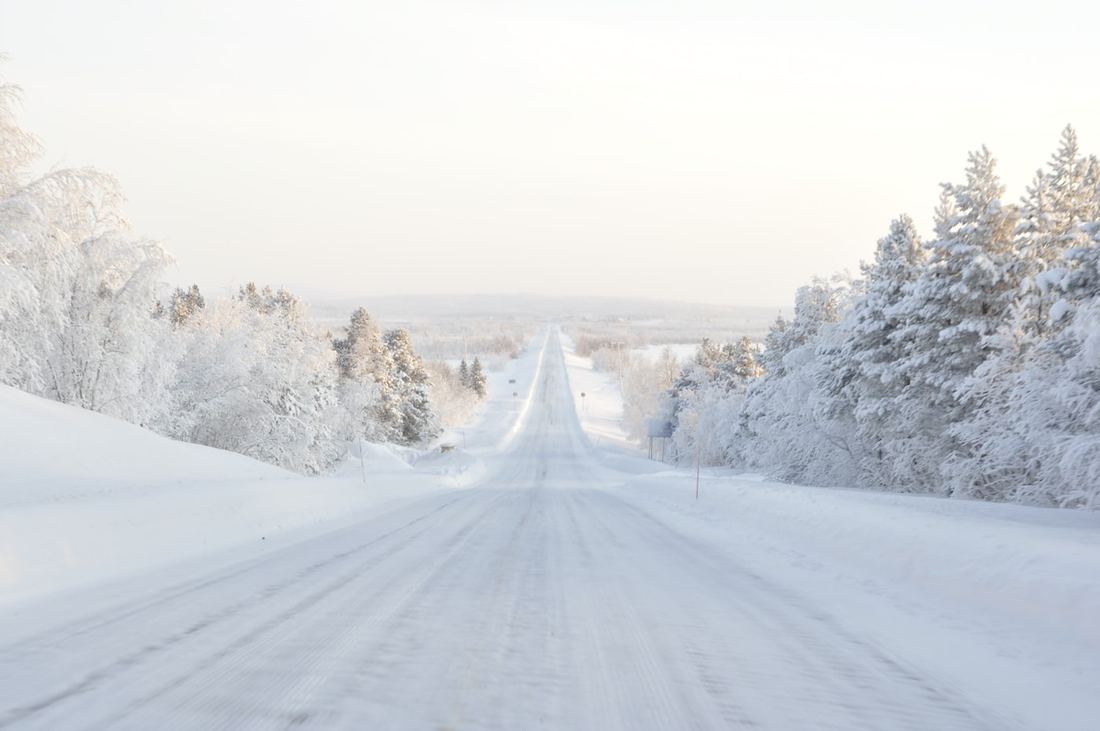 Verschneite Fahrbahn im Winter