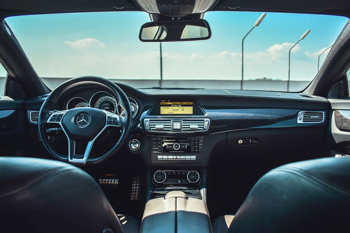 Gereinigter Fahrzeuginnenraum mit Cockpit und Lenkrad