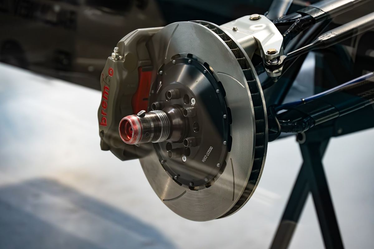 Bremsscheibe mit Bremssattel im ausgebauten Zustand
