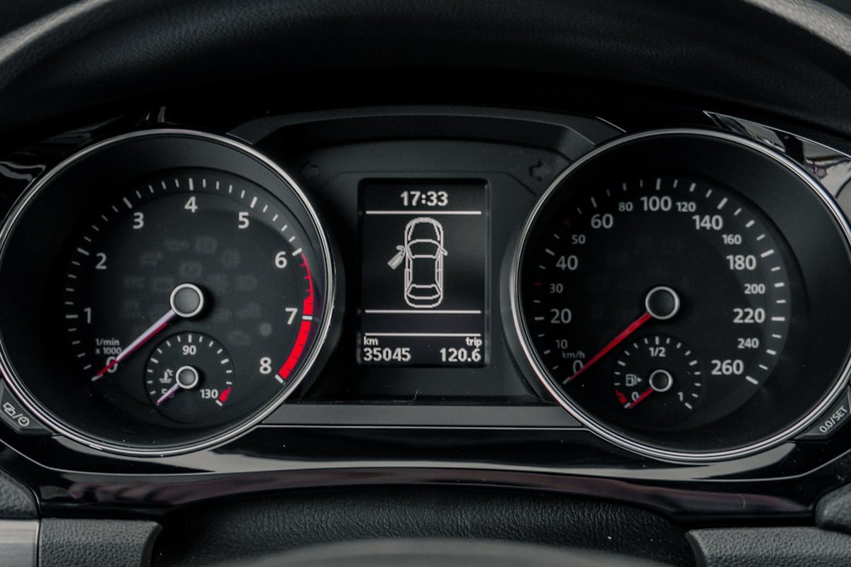 Kombiinstrument eines Fahrzeugs mit abgelesenem Kilometerstand