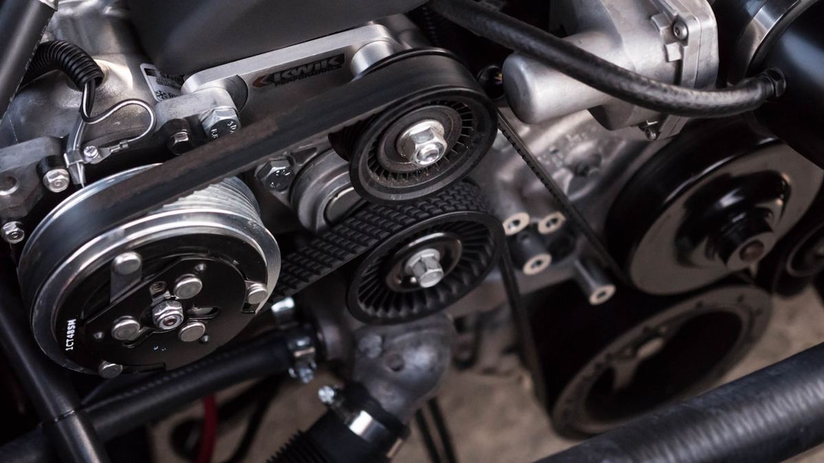 Riementrieb mit Spannrolle im Motorraum